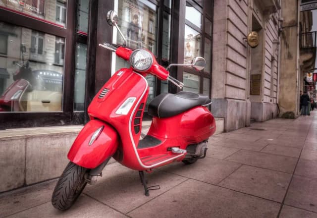 Ile kosztuje prawo jazdy na motor 50? Sprawdź ukryte wydatki!