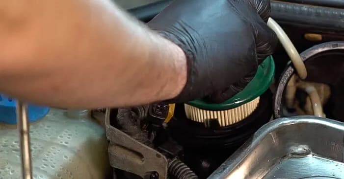 Gdzie jest filtr paliwa w Fiat Punto II benzyna i jak go wymienić